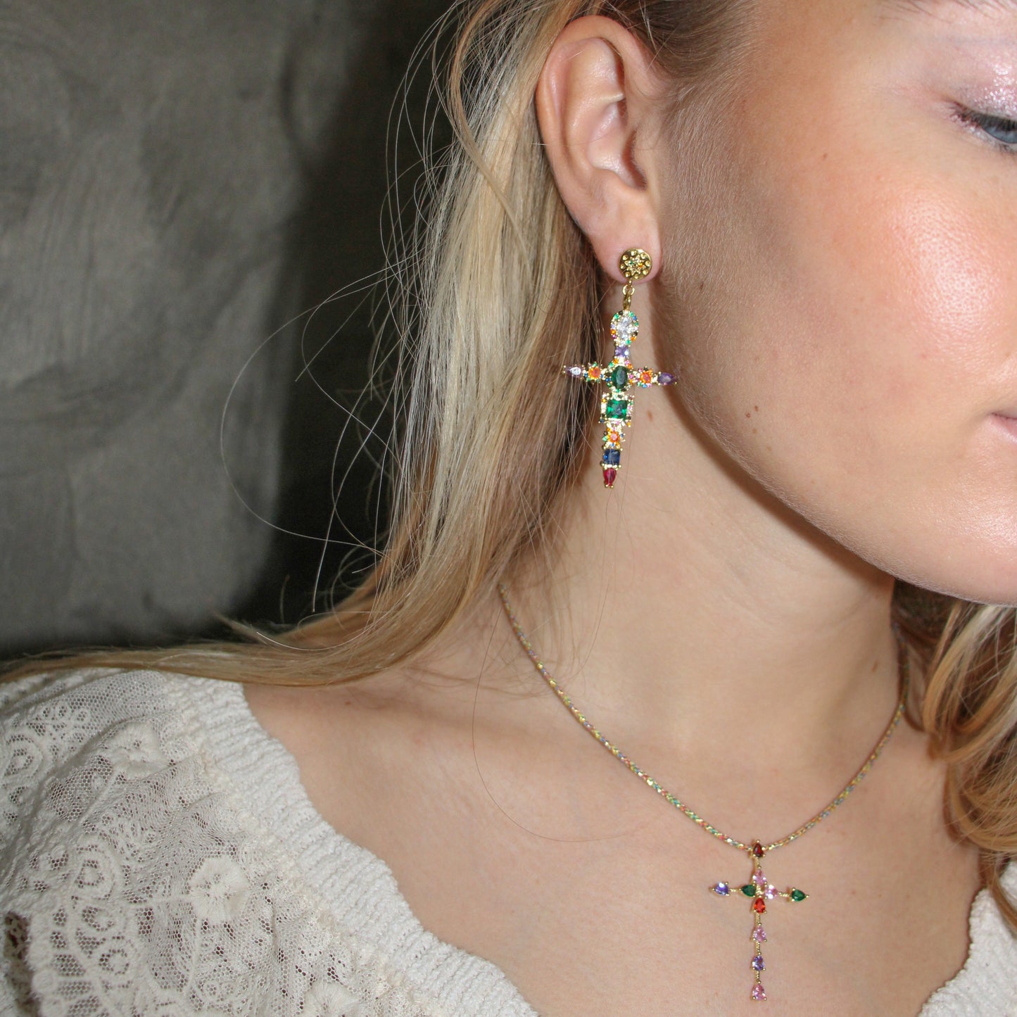 COLORFUL CROSS GOUD OORBELLEN