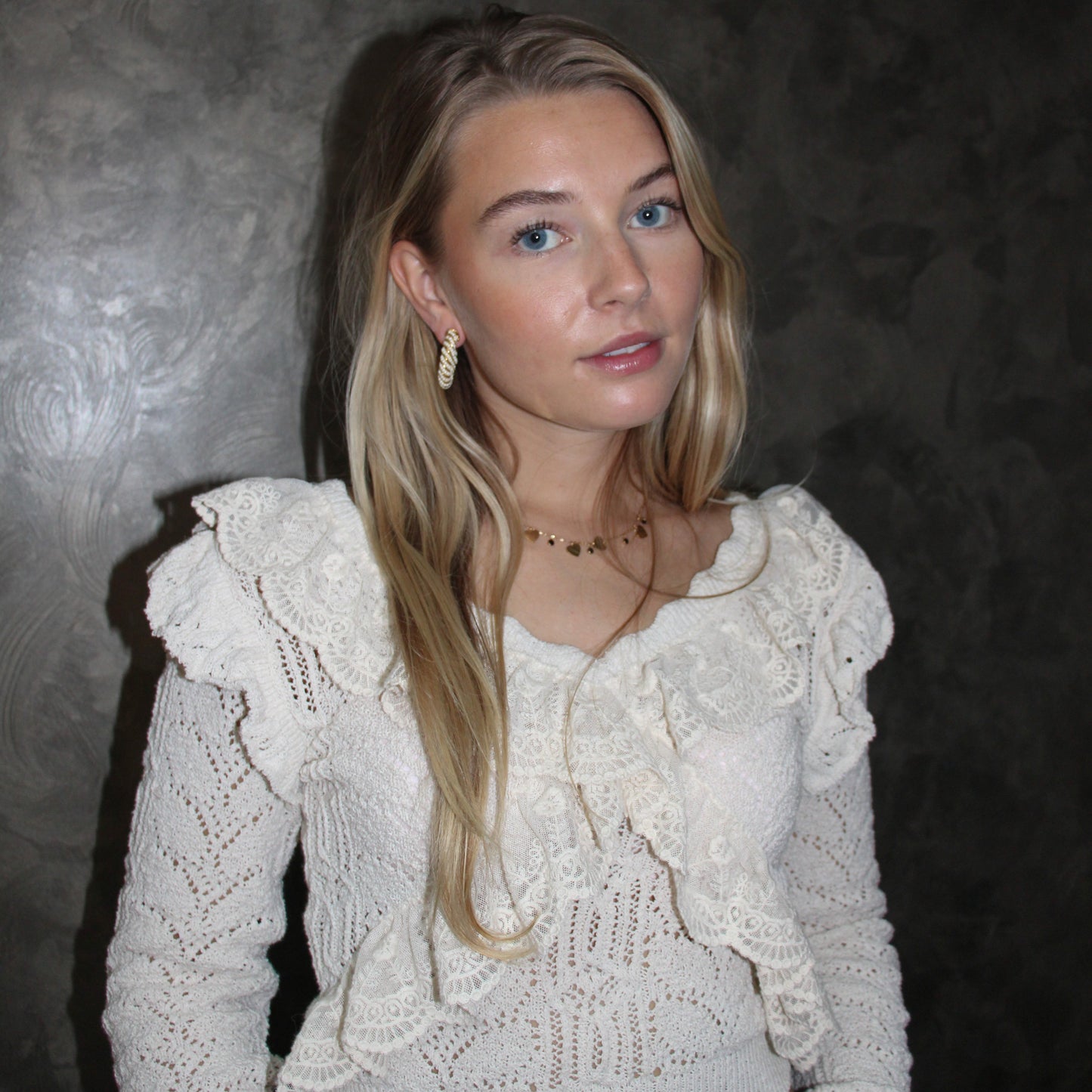 TWISTED HOOP CREME OORBELLEN