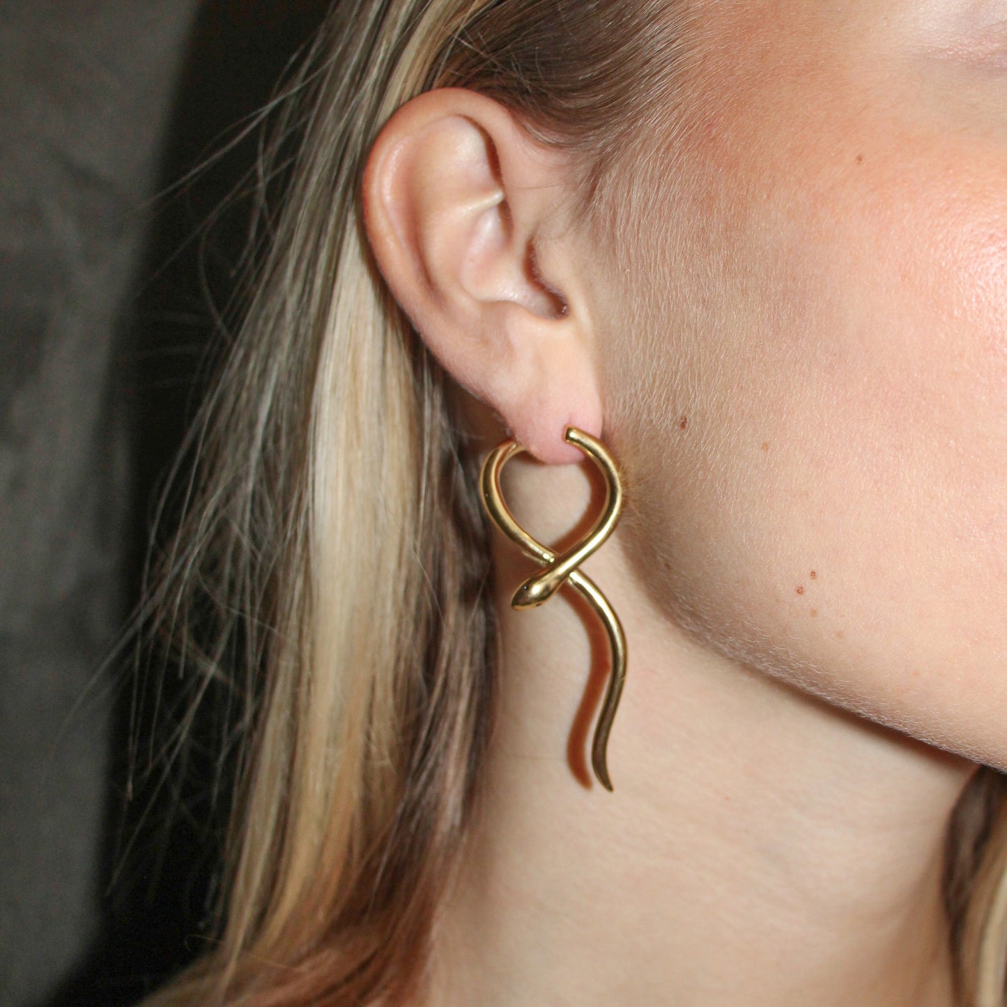 SNAKE BITE GOUD OORBELLEN