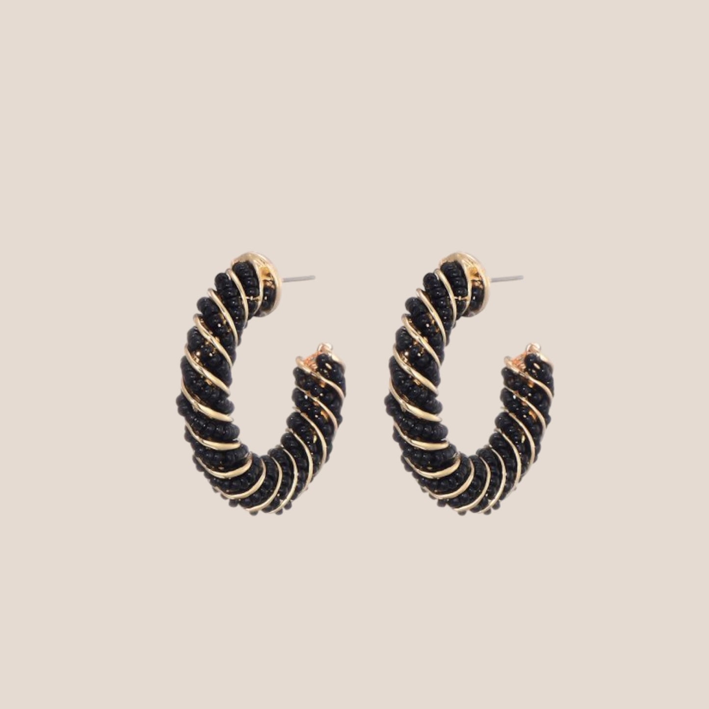 TWISTED HOOP ZWART OORBELLEN