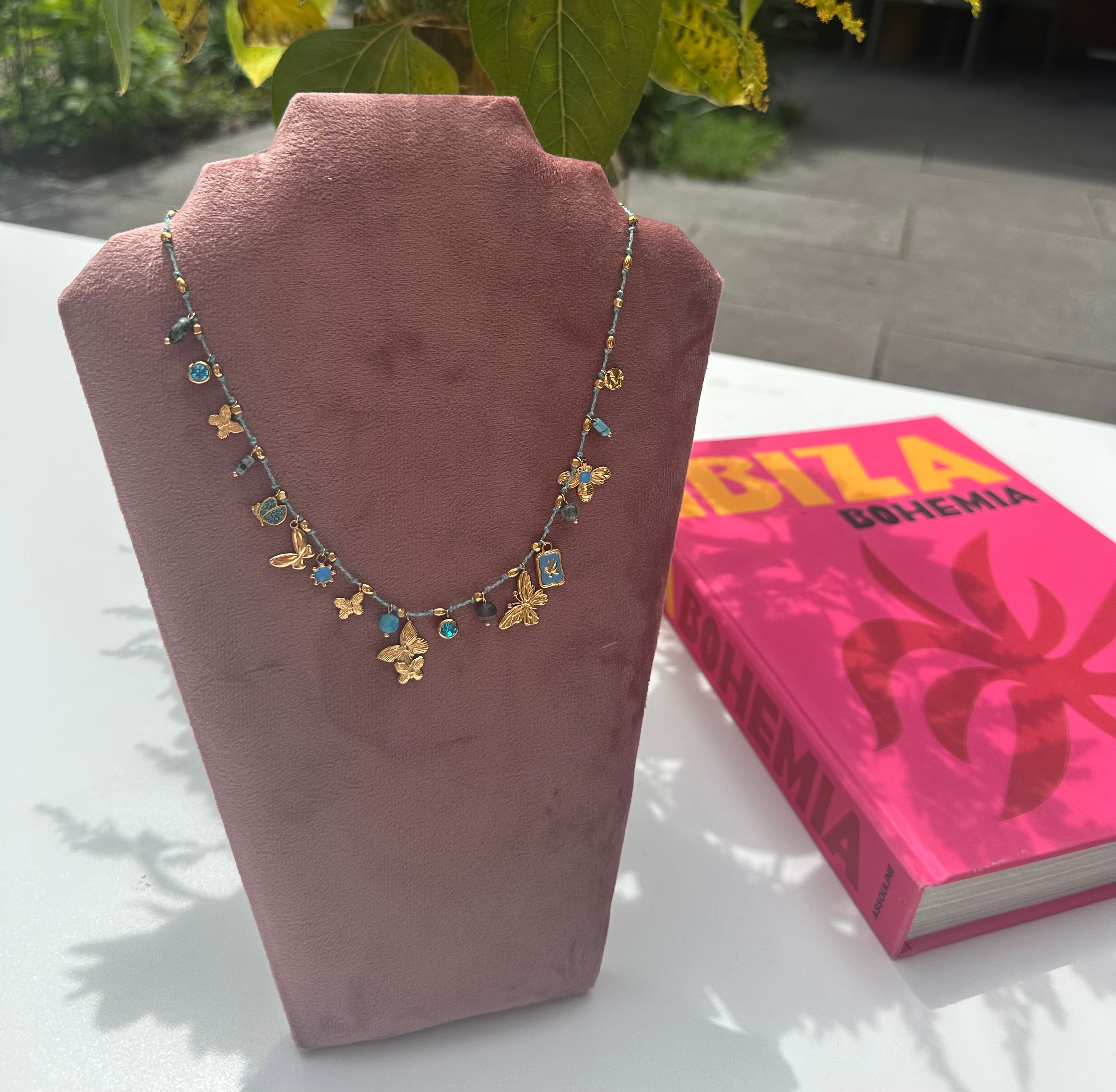 AZURE BUTTERFLY BLAUW BEDELKETTING