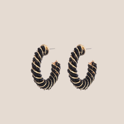 TWISTED HOOP ZWART OORBELLEN
