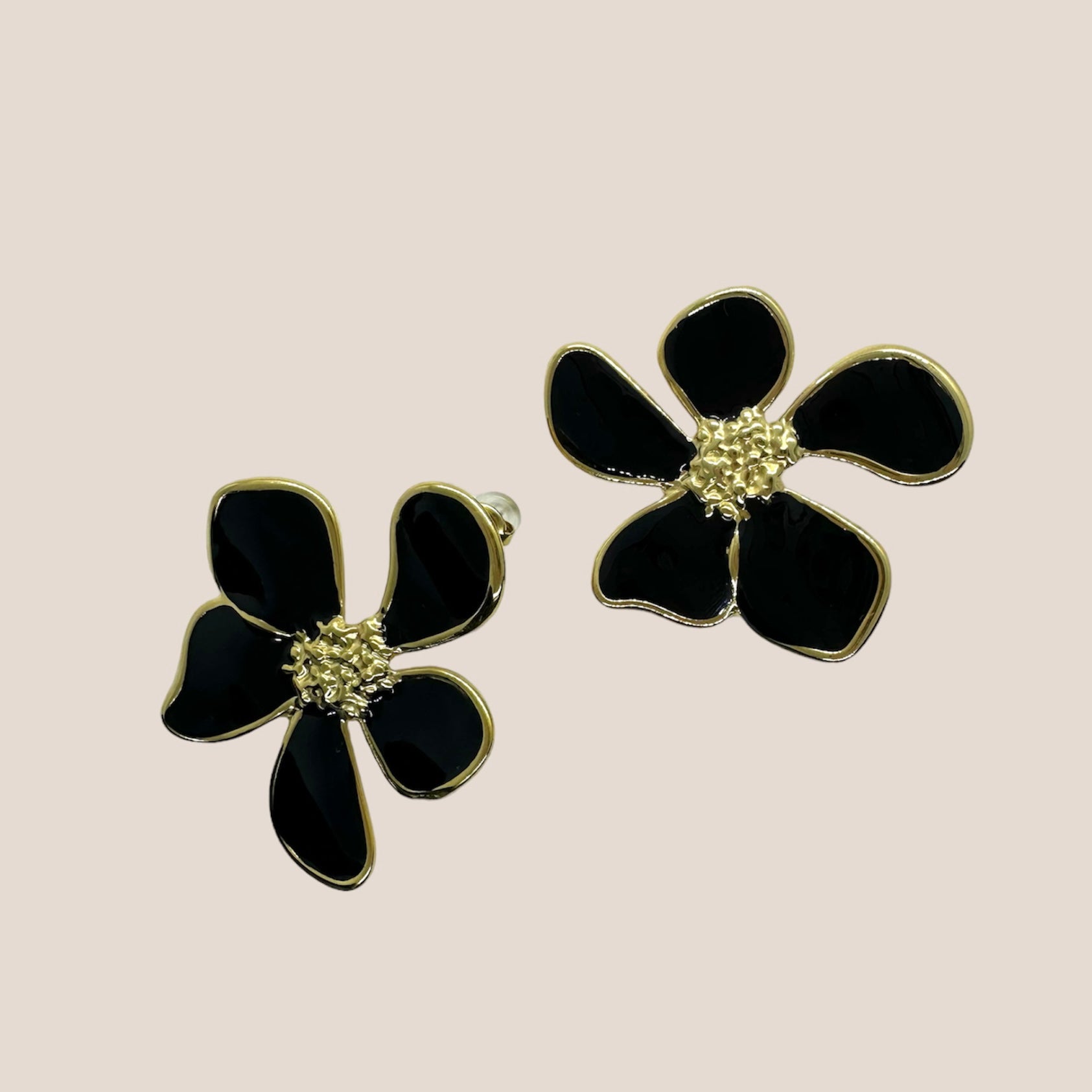 FLOWER ZWART OORBELLEN