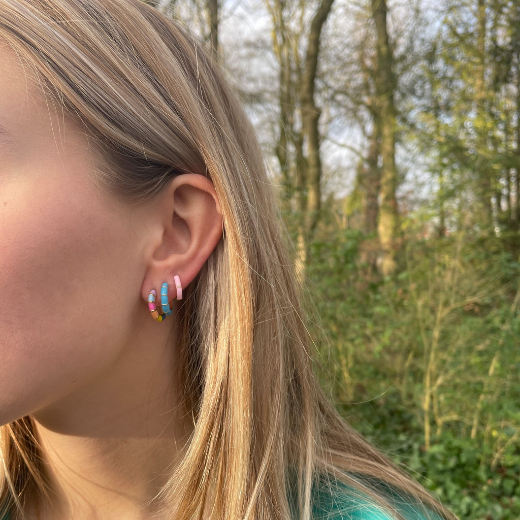 ENAMEL MONOCHROME LICHT ROZE OORBEL